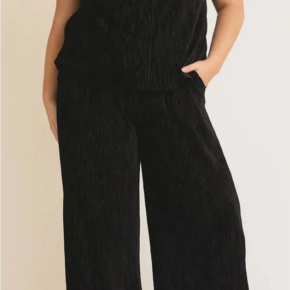 Gilli Plus Size Black Textured Cami & Wide Leg 2 Piece Set with Pockets Host Pic - Picture 6 of 11